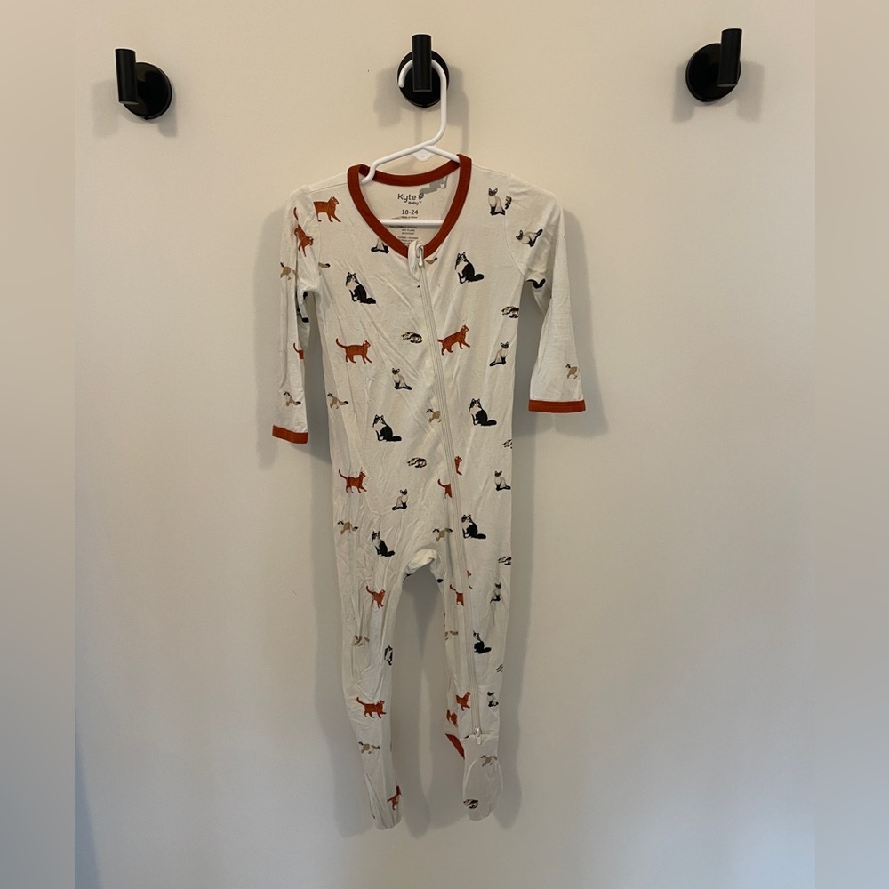 Kyte Baby footie pajamas-cats with gripper feet 18-24 months